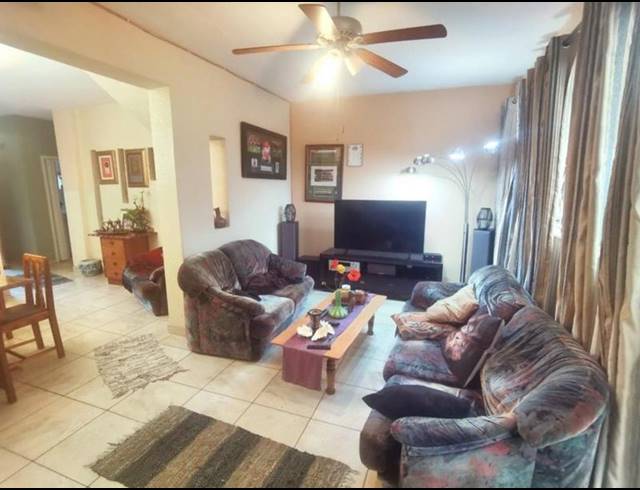 2 BEDROOM TOWNHOUSE FOR SALE IN BRACKENHURST